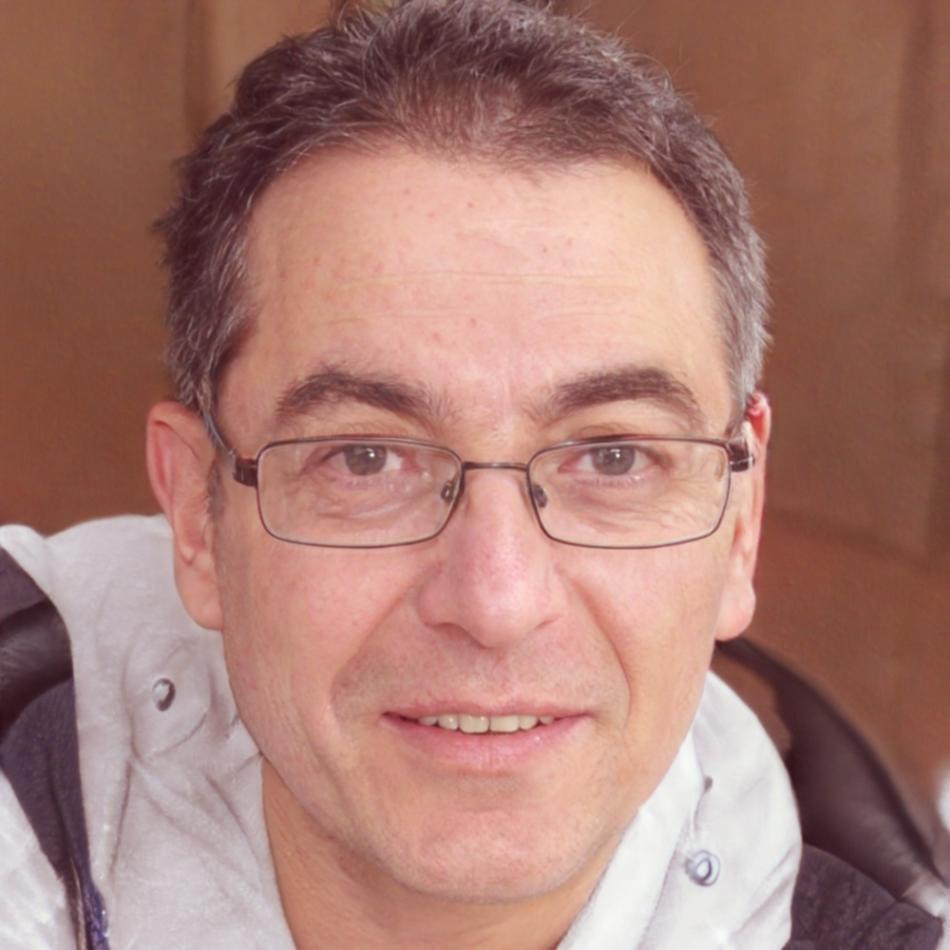 ผู้อำนวยการมูลนิธิส่งเสริมชุมชนเข้มแข็ง